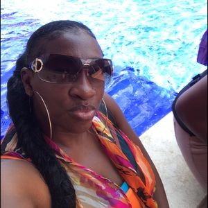 Meet your Posher, Tee